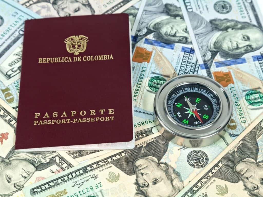 Pasaporte colombiano con dólares